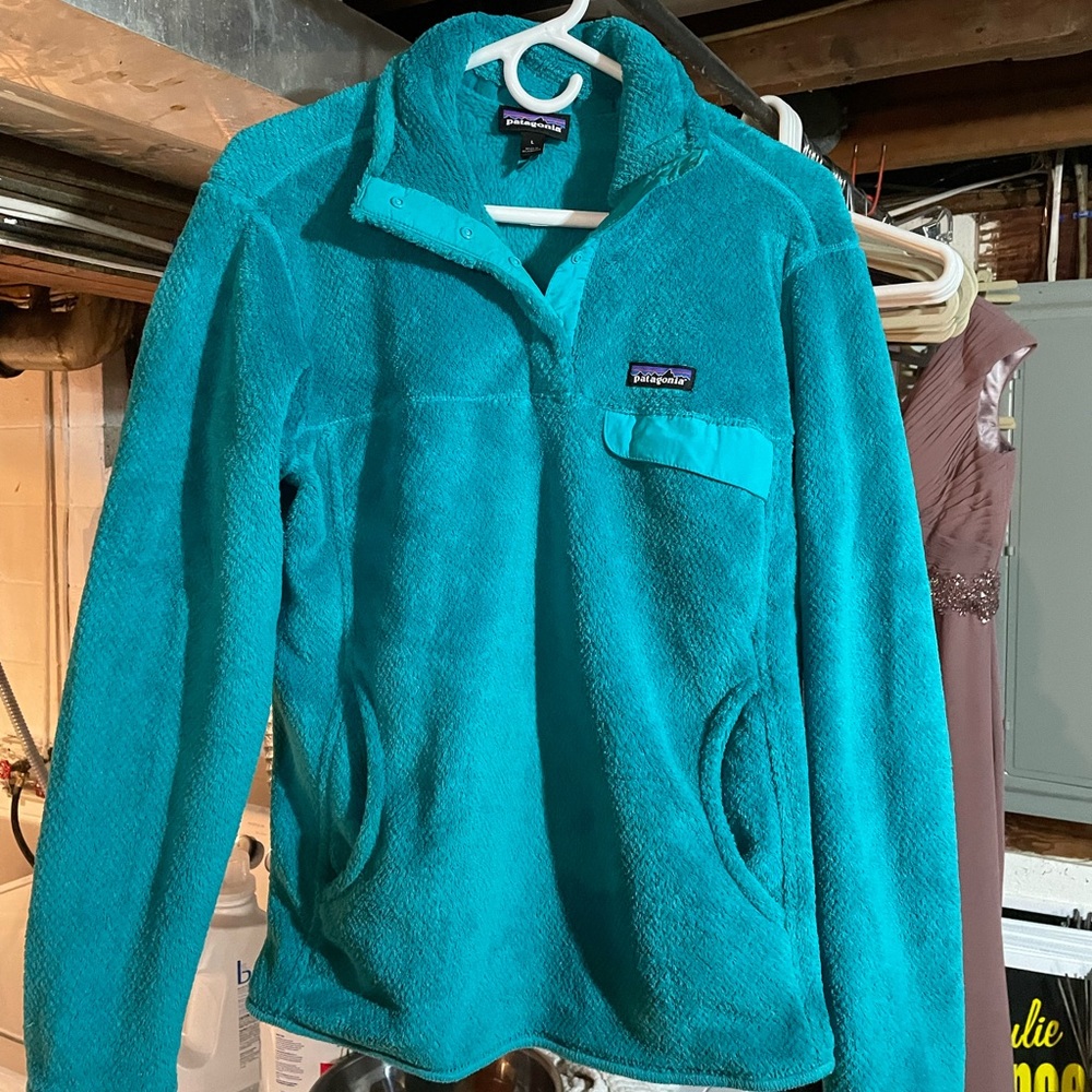 Women’s size large Patagonia fleece.